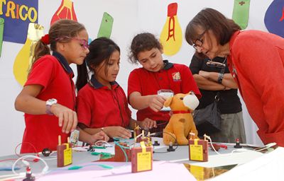 La vicerrectora Rosa Devés participó de la 1° Muestra Escolar Aprendizaje en Indagación Científica, en la que los profesores y estudiantes expusieron sus avances luego del curso.