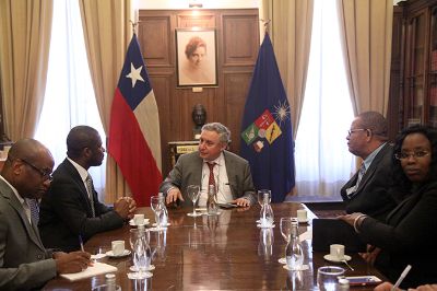 El Rector Ennio Vivaldi recibió en la Casa Central a una delegación de Haití.