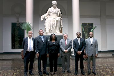 En la reunión con el Rector Vivaldi, ambas partes destacaron la importancia del intercambio de experiencias académicas y estudiantiles.