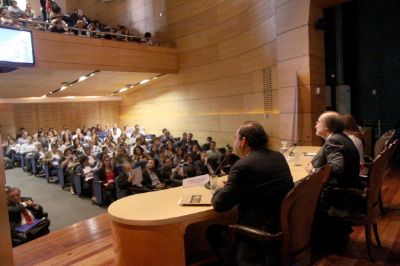 La actividad se realizó en el Aula Magna de la Facultad. 