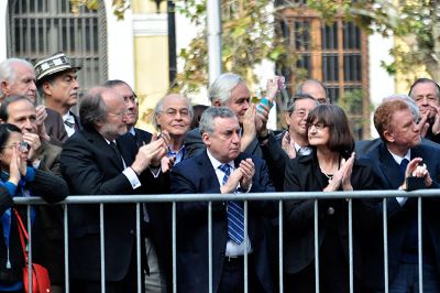 El Rector Ennio Vivaldi convocó a la comunidad universitaria a despedir al ex Presidente Aylwin cuando su cortejo fúnebre pasó por fuera de la Casa Central.