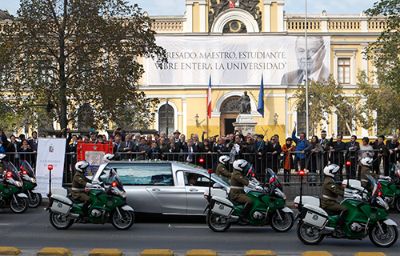 La comunidad universitaria despidió al ex Presidente recibiéndolo con el himno de la Institución al paso de la carroza fúnebre a las afueras de Casa Central.