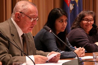 Los expositores del coloquio fueron el académico de la Filosofía y Humanidades, Gilberto Sánchez, la presidenta de la FECh, Camila Rojas, y la presidenta de la FENAFUCh, Myiriam Barahona.