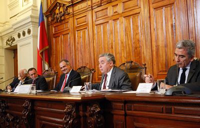 El Rector Vivaldi participó en el seminario junto al rector de la PUC, Ignacio Sánchez, el rector de la UDP, Carlos Peña, y el investigador José Joaquín Brunner.