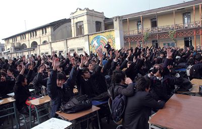 La irrupción de las protestas protagonizadas por los estudiantes secundarios el 2006, graficó el surgimiento de "un nuevo actor" a considerar en la agenda programática del país.