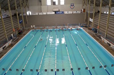 La Piscina Universitaria Temperada o Piscina Escolar fue construida entre los años 1928 y 1929 y cedida a la U. de Chile en 1932.