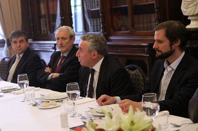 El Rector recibió en la Sala Amanda Labarca a los parlamentarios con quienes dialogó de la futura reforma a la educación superior y el rol de las universidades públicas.