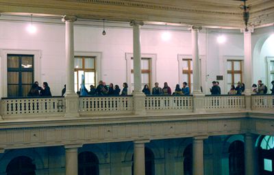 La fila para ingresar a la Sala se extendió por los pasillos del segundo piso de la Casa Central. 