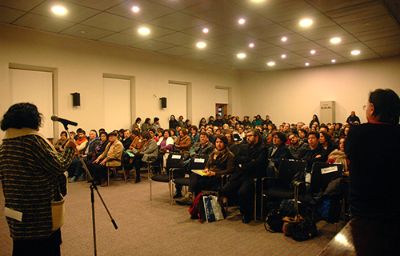 La vicerrectora Faride Zeran dio la bienvenida a los asistentes a esta primera sesión mediante la cual la U. de Chile recupera un espacio que no se había desarrollado por más de 60 años. 