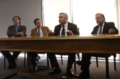 El Rector Ennio Vivaldi dirigiéndose al equipo del Hospital Clínico de la U. de Chile