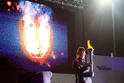 La destacada deportista Bárbara Hernández con el fuego olímpico de la U. de Chile.