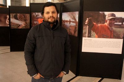 El fotógrafo del Departamento de Prensa de la Universidad, Felipe Poga, explicó que sus fotografías buscan reconocer el valor de la cultura de los pueblos indígenas.