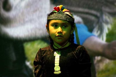 Añiñir incluyó a sus familiares en esta actividad que incluyó la música, la danza y el videoarte. 