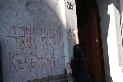 Celia del Pilar Páez escribió en el frontis de dicho lugar de memoria frases como "No + tortura, no + impunidad".