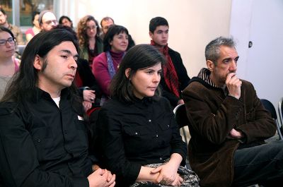 El conversatorio cerró con una lectura de la poeta Cecilia Vicuña. 