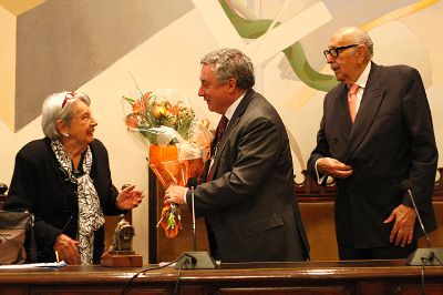 La comunidad universitaria, convocada por la Corporación de Graduados y Profesionales de la U. de Chile, participó de esta ceremonia.