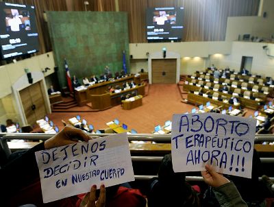 Hoy se aprobó en la Comisión de Salud del Senado el proyecto, que tras pasar por la Comisión de Constitución llegaría a la discusión en Sala, donde se esperan ásperos debates.