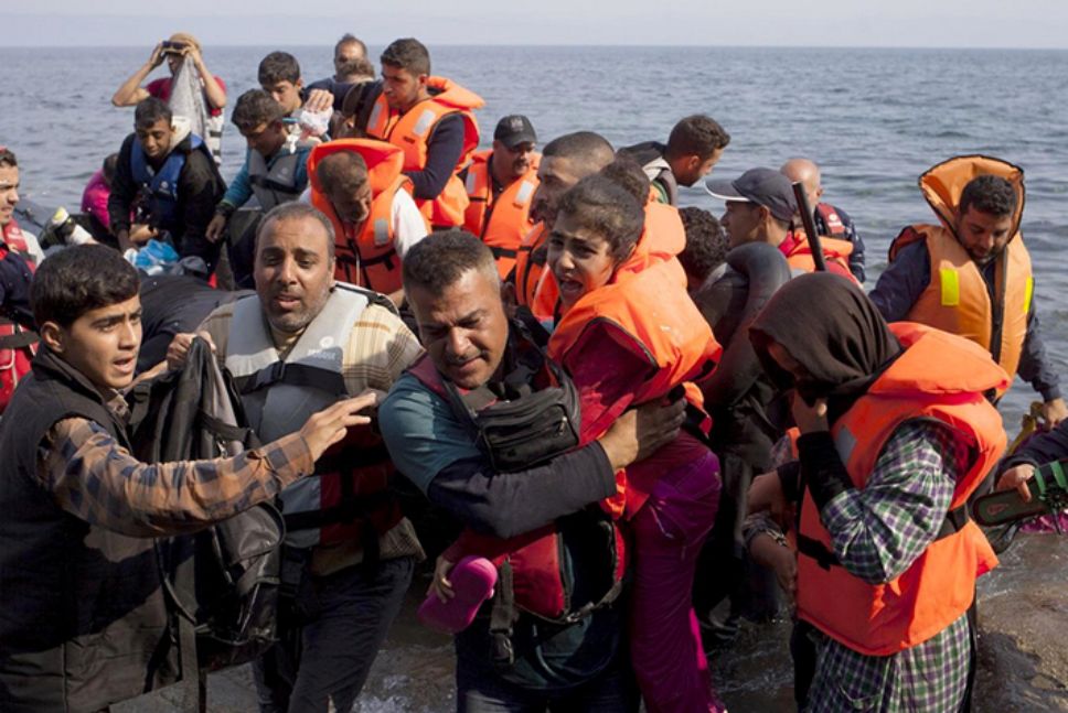 Millones de refugiados sirios se han visto desplazados por la guerra hacia países vecinos, o han atravesado el Mediterráneo en improvisadas balsas hacia Europa.