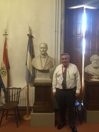 Durante su estadía en España, el Rector Vivaldi visitó la Biblioteca América de Universidad de Santiago de Compostela. En la foto junto a un busto de Andrés Bello.