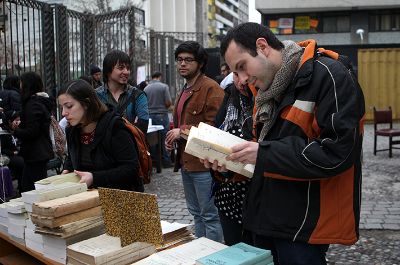 Distribuir equitativamente el acceso a las formas académicas de comunicar como forma de democratizar la lectura y la escritura, es el mayor desafío educativo en este ámbito, señala el investigador. 