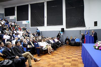 Autoridades universitarias, académicos, funcionarios y médicos en formación del HCUCH, participaron en la ceremonia donde el Rector compartió el anuncio hecho por la Presidenta.