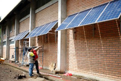 El sistema cuenta con paneles solares ubicados en la parte posterior del galpón.