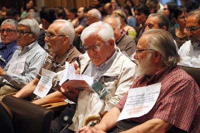 El libro dedicado a todos "quienes sufrieron el golpe de quienes compartían las mismas aulas" recoge testimonios de integrantes de la comunidad que fueron exonerados y expulsados en el periodo.