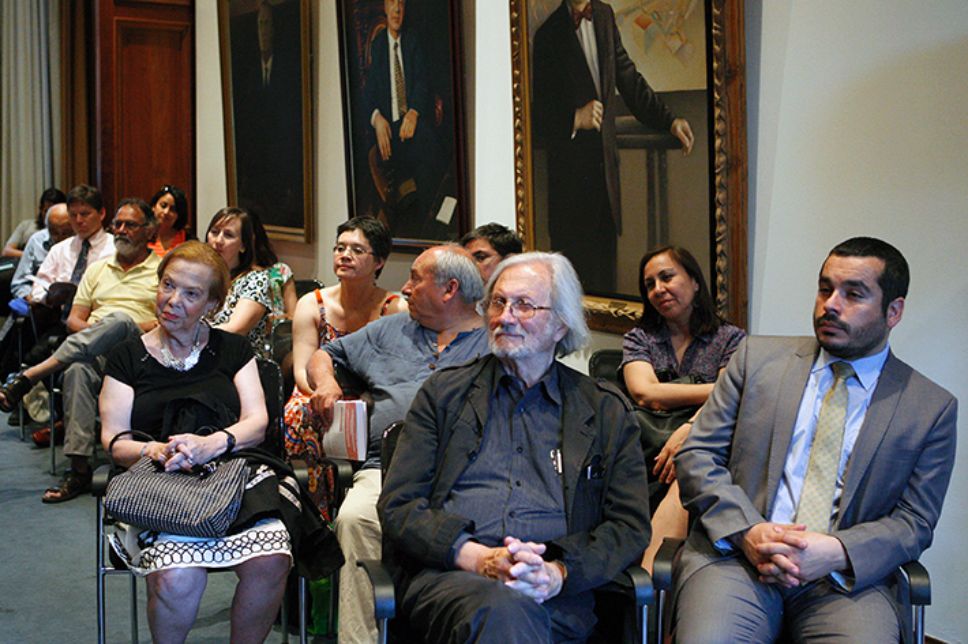 Más de 150 personas fueron convocadas a esta presentación, entre ellas quienes entregaron sus testimonios para la elaboración del libro, como Berta Valenzuela y Francisco Brugnoli, director del MAC.