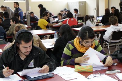 La innovación curricular es un proceso permanente y complejo, el que evalúa as habilidades que los estudiantes necesitan, las metodologías de enseñanza-aprendizaje y los avances en el conocimiento.