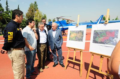 Este sábado 19 de noviembre, el Rector Vivaldi y el decano Neira, junto autoridades del Ministerio del Medio Ambiente, sobrevolaron la zona afectada por el incendio forestal.