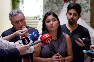 Una de las figuras de la educación que acompañó al Rector Vivaldi en el Congreso fue la presidenta de la Fech, Camila Rojas.