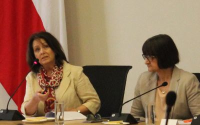 Prof. Leonor Armanet, Directora de Pregrado, y la prof. Rosa Devés, Vicerrectora de Asuntos Académicos. 