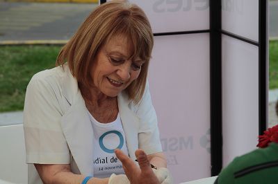 La doctora Gloria López, es académica de la Facultad de Medicina y especialista en Medicina Interna y Diabetología del Hospital Clínico de la Universidad de Chile.