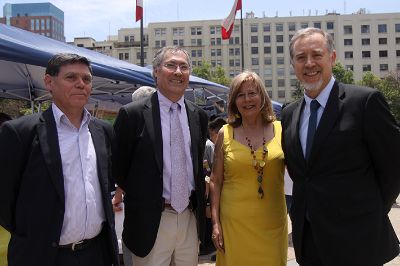 Autoridades de la U. de Chile y del Mineduc participaron en la segunda versión del encuentro "El científico va a la calle: diálogo directo de la ciencia nacional con la comunidad de Santiago".