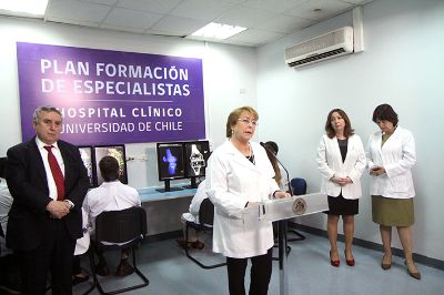 El 17 de octubre la Presidenta Michelle Bachelet anunció la inyección de recursos por casi 11 mil millones de pesos para potenciar la formación de especialistas en el HCUCH.