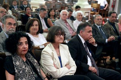 Vicerrectores, decanos, directores de institutos, académicos, estudiantes y funcionarios fueron parte de esta ceremonia.