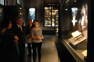 La cita de la firma del convenio incluyó un recorrido por la Sala Museo Gabriela Mistral ubicada en la Casa Central de la Universidad de Chile.