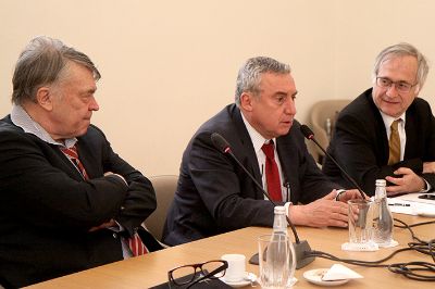 El Rector Ennio Vivaldi y el director de Relaciones Internacionales de la Casa de Bello, Eduardo Vera, fueron los anfitriones del profesor Nahel en esta actividad previa al Foro Chile-Francia.