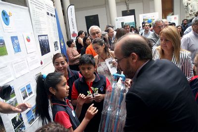 Las autoridades conocieron diferentes iniciativas de estudiantes secundarios que apuntan a mejorar la eficiencia en el uso del recurso hídrico