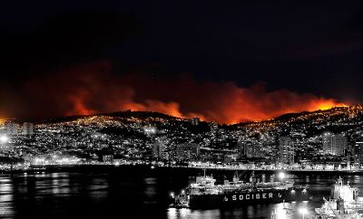 "Las fotos. Ese pequeño y frágil objeto logra condensar sueños, anhelos y etapas de la vida. Emociones. Las personas resienten su pérdida. Les duele", explica el académico en la columna.