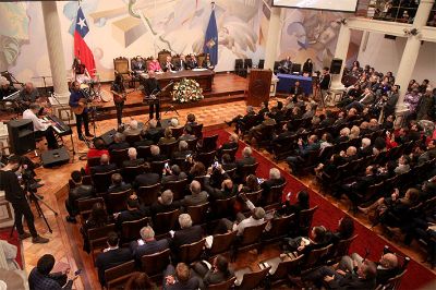 Una alta concurrencia tuvo la ceremonia celebrada este mediodía en el Salón de Honor de Casa Central.