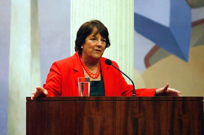 La ministra Delpiano, afirmó que el país debe hacer frente a los problemas "en la calidad de la educación, en el acceso y el costo de la educación superior".