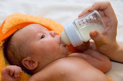 El uso prolongado de mamaderas puede llegar a provocar anomalías dentomaxilares en los menores.