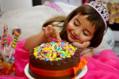 Los malos hábitos alimenticios y la falta de higiene son factores relevantes en la aparición de caries en los niños. 