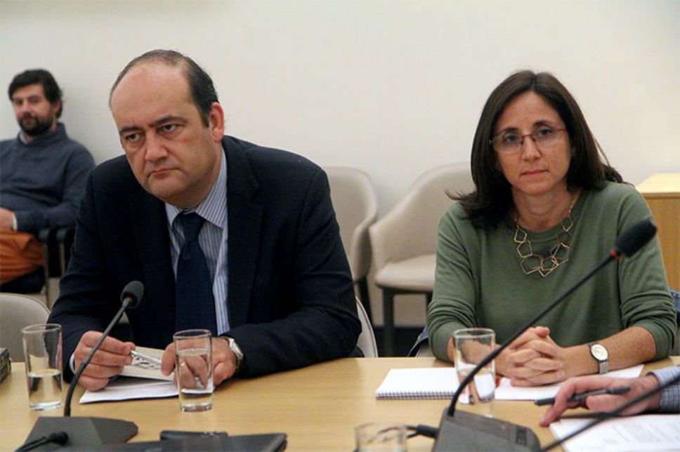 Claudia Heiss, académica del INAP, y Patricio Zapata, decano de la U. de Las Américas, fueron quienes comentaron la exposición de Roberto Gargarella.