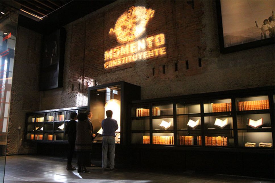 Roberto Gargarella visitó la nueva muestra de la Sala Museo Gabriela Mistral "Momento Constituyente. Del pueblo a la ciudadanía".
