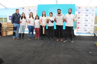 Estudiantes de la FAU reciben premios durante la ceremonia realizada en la Villa Solar.