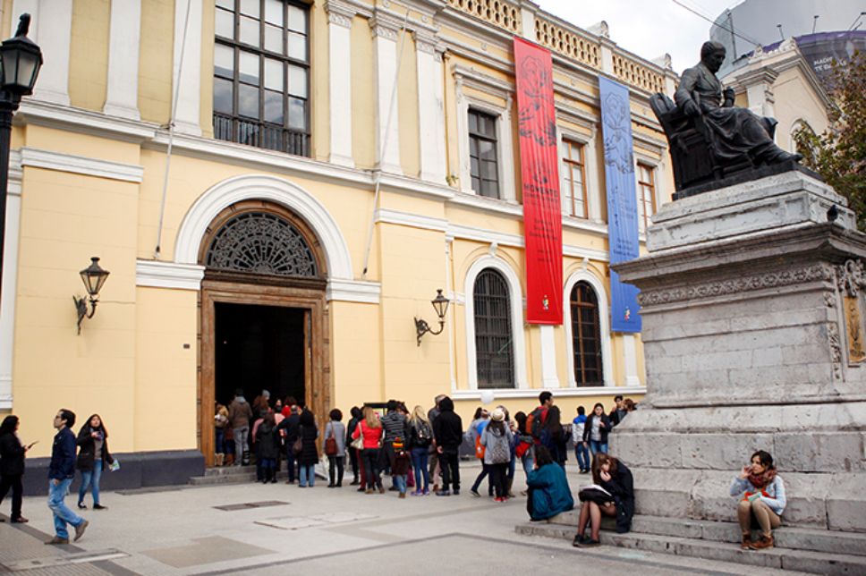 La Casa Central de la Universidad de Chile este año abrió sus puertas y ofreció recorridos guiados por los distintos espacios que componen al emblemático edificio.