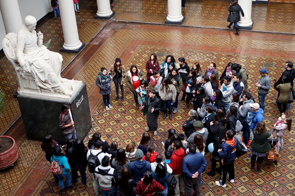Las personas partieron por conocer detalles de cómo la U. de Chile, a través de este espacio declarado Monumento Histórico en 1974, se convirtió en una de las instituciones fundadoras del país.