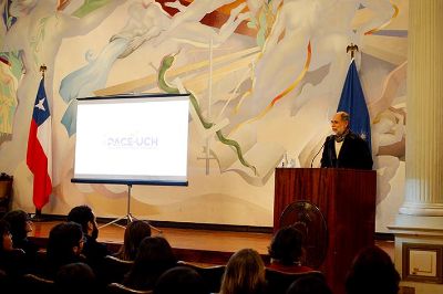 Profesor Juan Cortés, Vicerrector de Asuntos Estudiantiles y Comunitarios, dando unas palabras de bienvenida a los estudiantes.